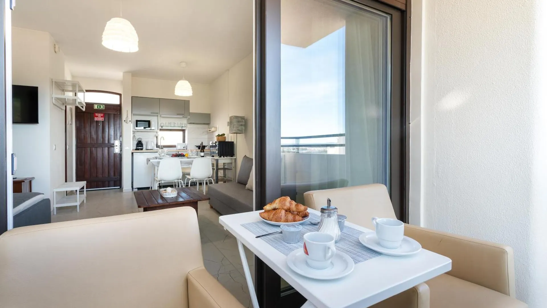 Bnb Homes Jardim Cozy Apartment With Pools Near The Old Town